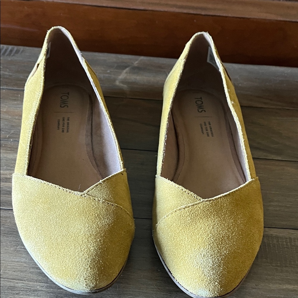 TOMS Women's Mustard Suede flats